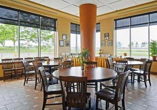 фото отеля Quality Suites Montreal Aeroport