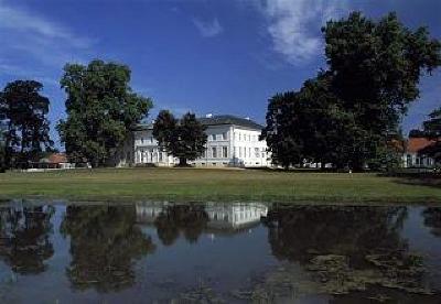 фото отеля Hotel Schloss Neuhardenberg