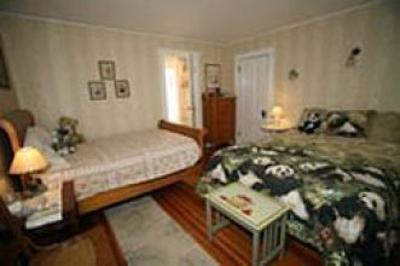 фото отеля Hugging Bear Inn & Shoppe