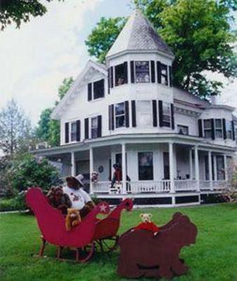 фото отеля Hugging Bear Inn & Shoppe