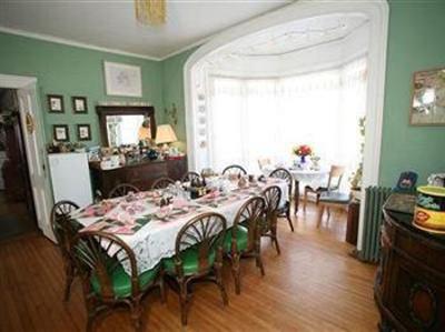 фото отеля Hugging Bear Inn & Shoppe