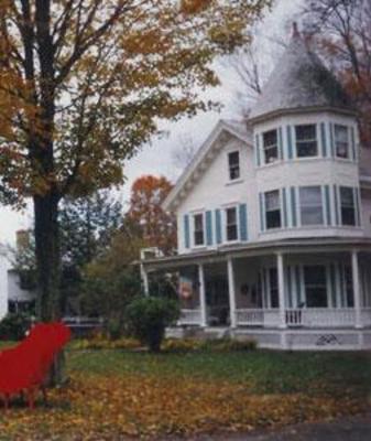 фото отеля Hugging Bear Inn & Shoppe