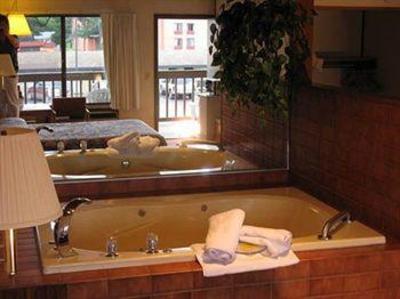 фото отеля Mayflower Motel & Suites