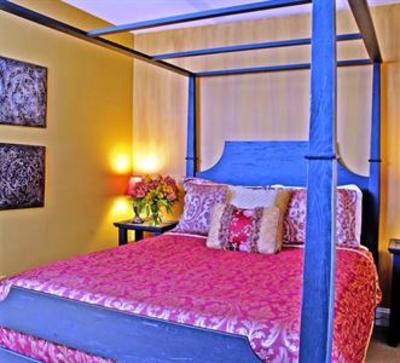 фото отеля Celie's Waterfront Inn