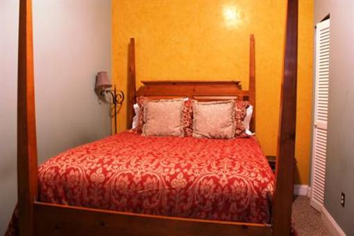 фото отеля Celie's Waterfront Inn