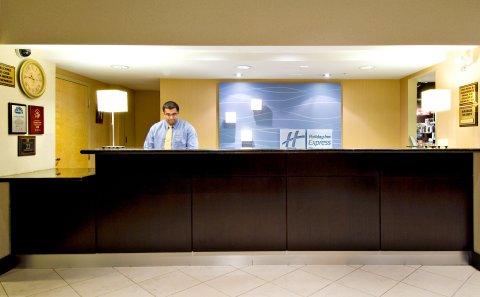 фото отеля Holiday Inn Express Hotel & Suites Surrey