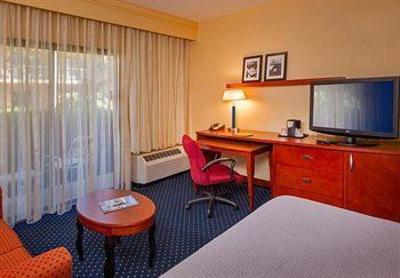 фото отеля Courtyard by Marriott Charlottesville North