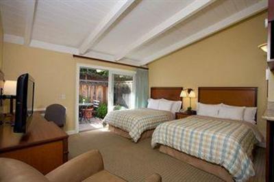 фото отеля Red Cottage Inn