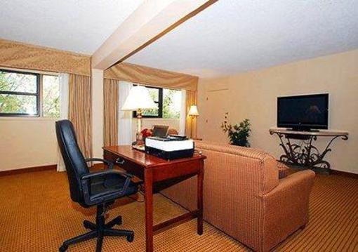 фото отеля Clarion Inn Garden City