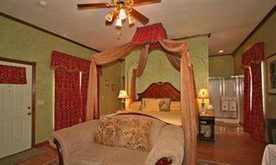 фото отеля Whispering Pines Bed and Breakfast