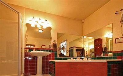фото отеля Whispering Pines Bed and Breakfast