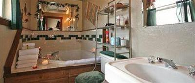 фото отеля Whispering Pines Bed and Breakfast