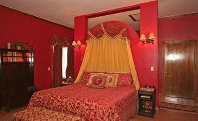 фото отеля Whispering Pines Bed and Breakfast