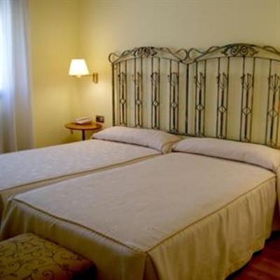 фото отеля Manrique de Lara Hotel San Leonardo de Yague