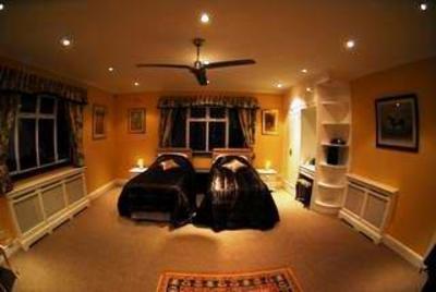 фото отеля Elmcroft Guest House Epping