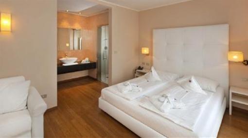 фото отеля Poggio Antico Apartments Monte San Vito