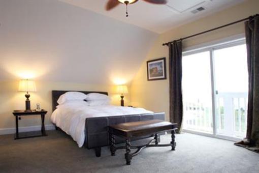 фото отеля Water's Edge Inn