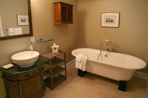 фото отеля Water's Edge Inn