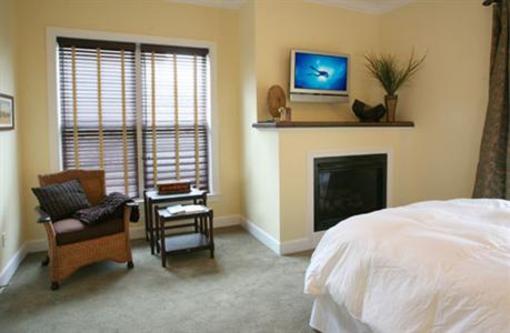 фото отеля Water's Edge Inn