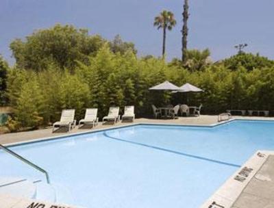 фото отеля Howard Johnson Express Inn Claremont