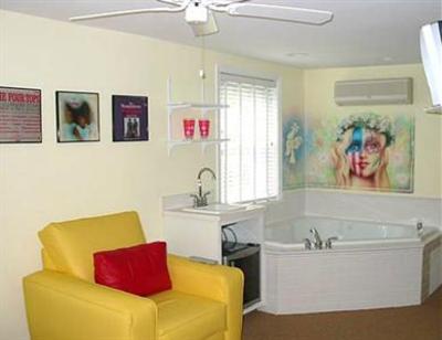 фото отеля Summer Nites Bed & Breakfast