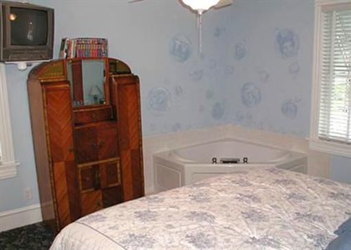 фото отеля Summer Nites Bed & Breakfast