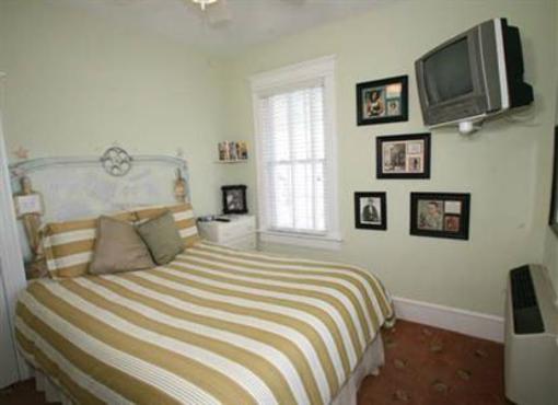 фото отеля Summer Nites Bed & Breakfast