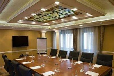 фото отеля Queen's Court Hotel & Residence