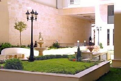 фото отеля Queen's Court Hotel & Residence