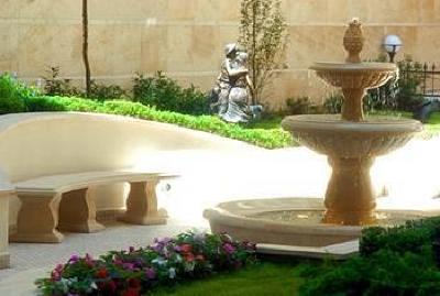 фото отеля Queen's Court Hotel & Residence