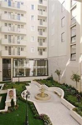 фото отеля Queen's Court Hotel & Residence
