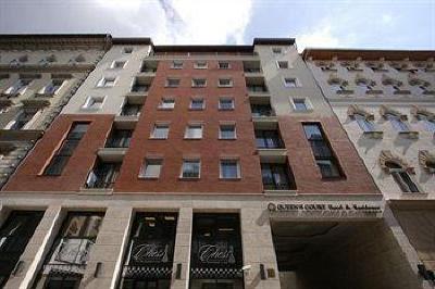 фото отеля Queen's Court Hotel & Residence