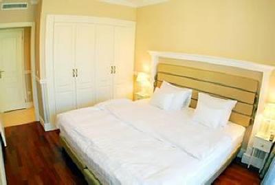 фото отеля Queen's Court Hotel & Residence