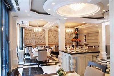 фото отеля Queen's Court Hotel & Residence