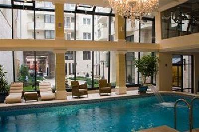 фото отеля Queen's Court Hotel & Residence