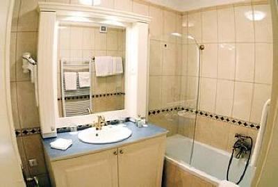 фото отеля Queen's Court Hotel & Residence