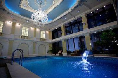 фото отеля Queen's Court Hotel & Residence