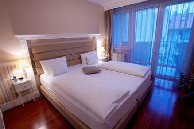фото отеля Queen's Court Hotel & Residence