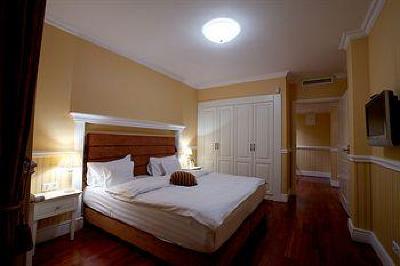 фото отеля Queen's Court Hotel & Residence