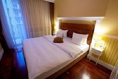 фото отеля Queen's Court Hotel & Residence