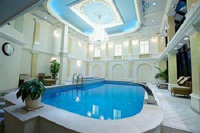 фото отеля Queen's Court Hotel & Residence