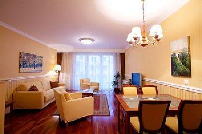 фото отеля Queen's Court Hotel & Residence