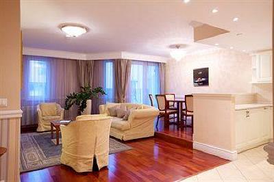 фото отеля Queen's Court Hotel & Residence