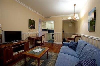 фото отеля Queen's Court Hotel & Residence