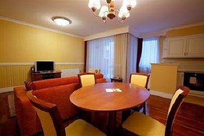фото отеля Queen's Court Hotel & Residence