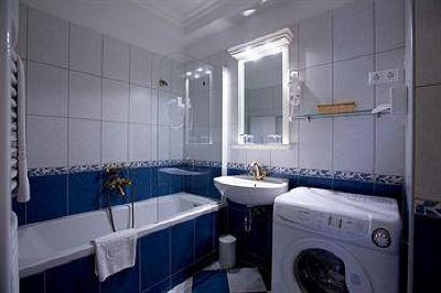 фото отеля Queen's Court Hotel & Residence