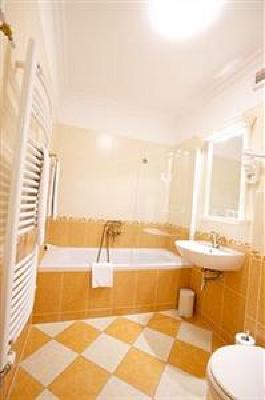 фото отеля Queen's Court Hotel & Residence