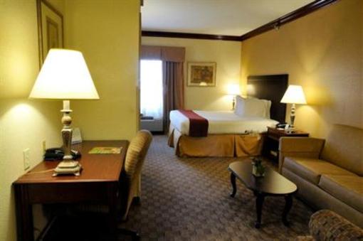 фото отеля Holiday Inn Express Hotel & Suites Spring Lake (North Carolina)