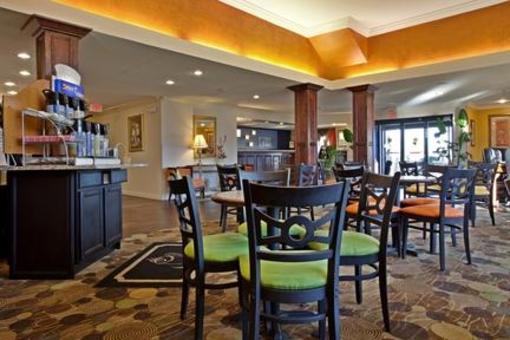 фото отеля Holiday Inn Express Hotel & Suites Spring Lake (North Carolina)