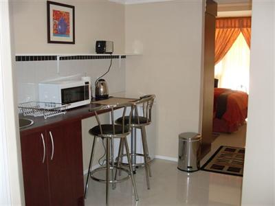фото отеля Queen's Place Apartments Kensington Johannesburg